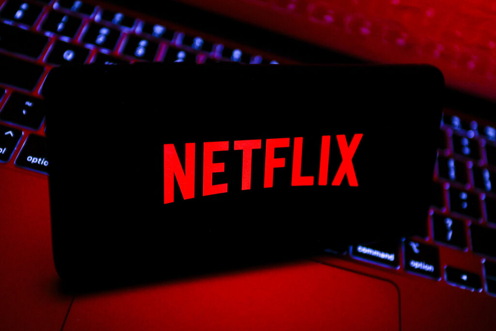 Bildschirm, auf dem das Netflix-Logo zu sehen ist