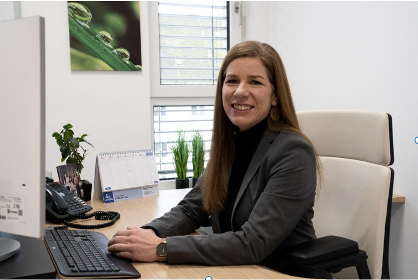 Petra Doberauer, Steuersachbearbeiterin bei der Südsteirischen Steuerberatung, sitzt am Tisch vor einem Computer und hält die Hände auf die Tastatur