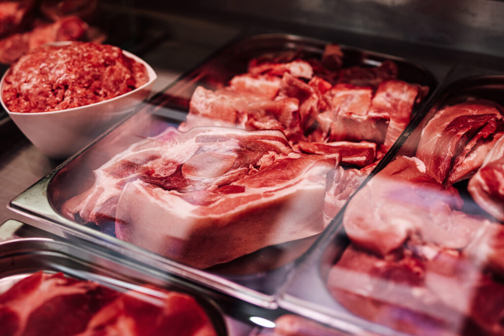 Platte mit rohem Fleisch
