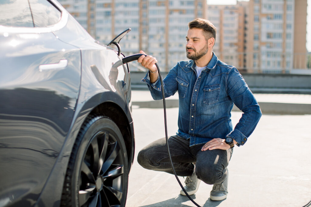 E-Fuels sind eine Alternative ab 2035 und werden von Autoherstellern auch produziert