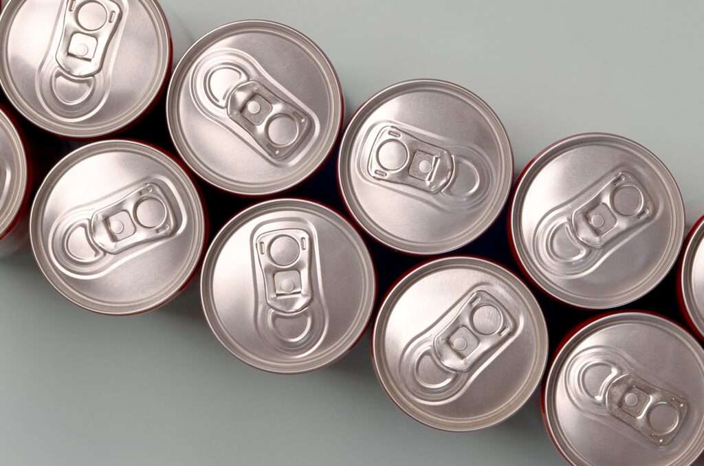 Zwei Reihen von aneinandergestellten Aluminiumdosen