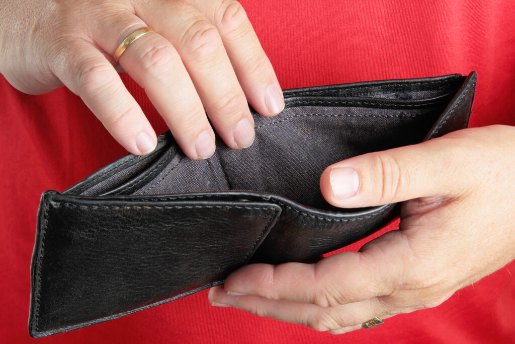 Zwei Hände mit leerer schwarzer Brieftasche