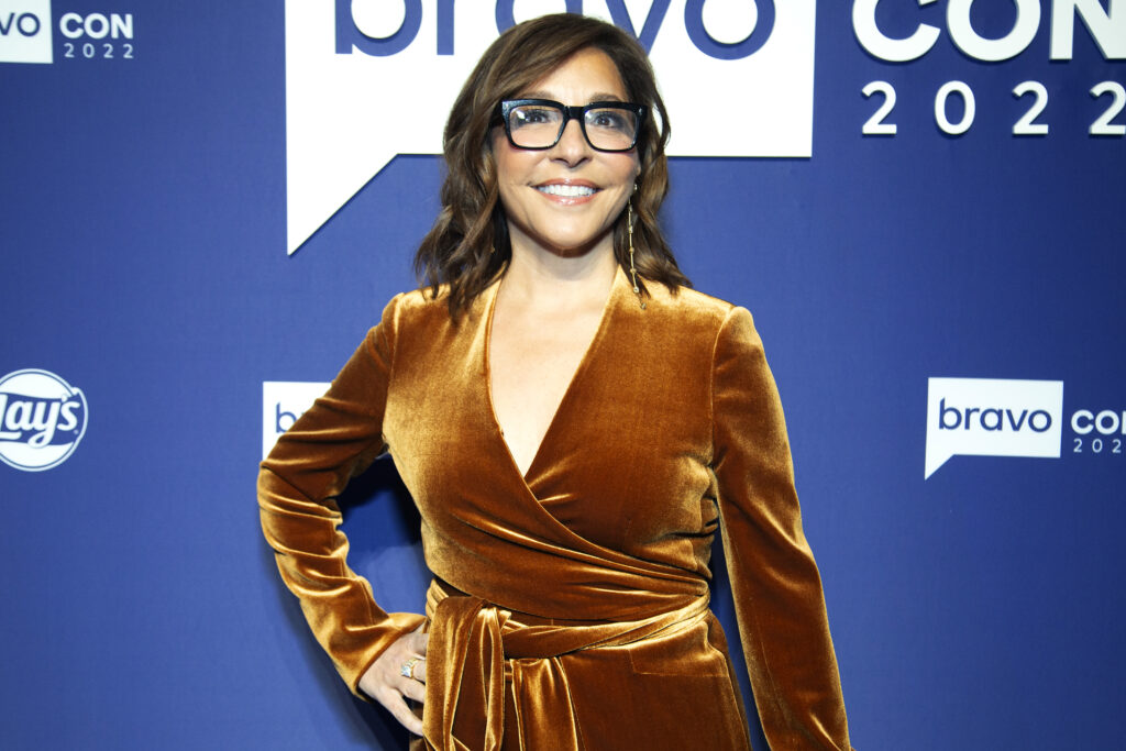 Linda Yaccarino posiert vor Werbewand