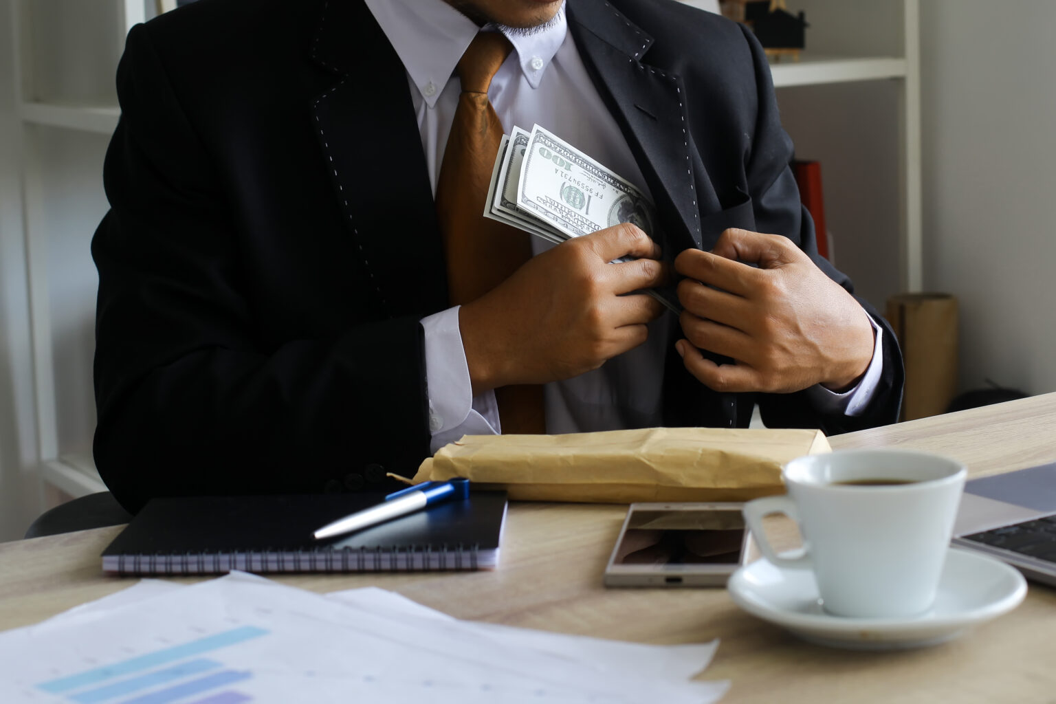 Mann mit Anzug und Krawatte steck Geld ein