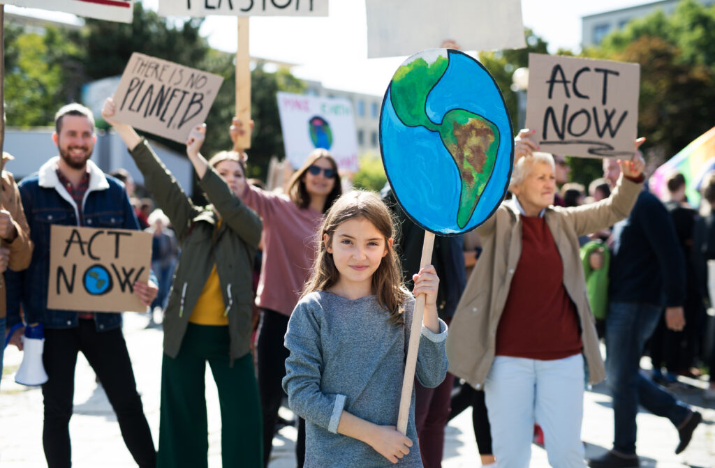 Einige Menschen mit mit Plakaten in der Hand demonstrieren