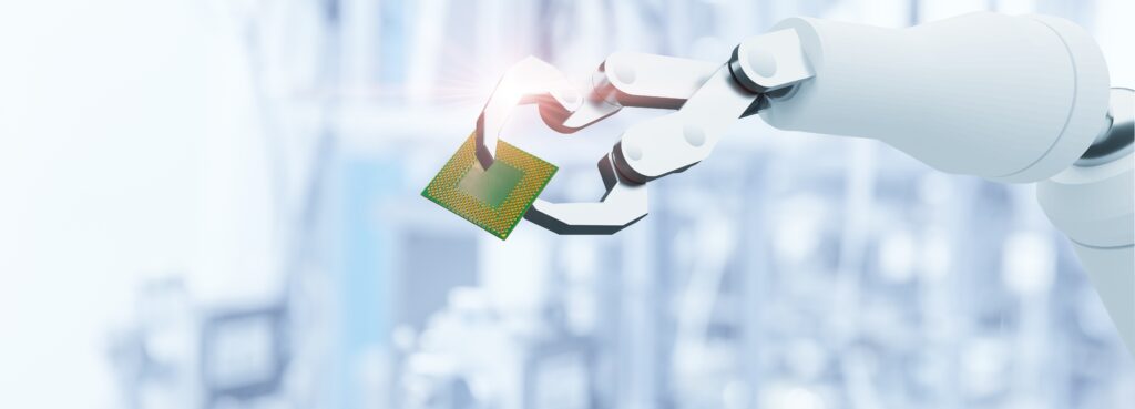 Roboter Hand in weiß hält einen Mikropozessor einer Chipfabrik