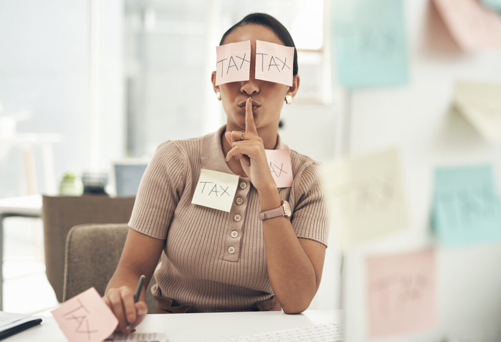 Junge Frau mit Postits auf der Kleidung mit den Worten "Tax"