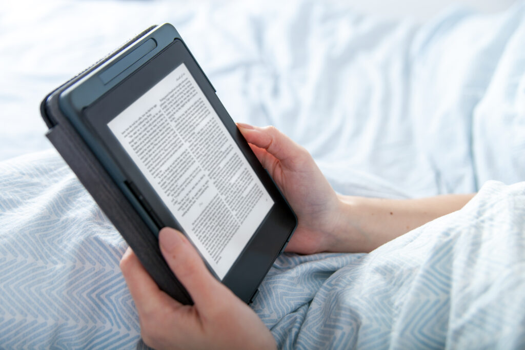 E-Book wird von zwei Händen gehalten