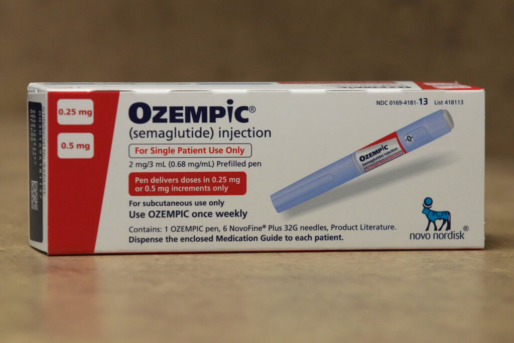 Verpackung von Ozempic die auf einem Tisch liegt