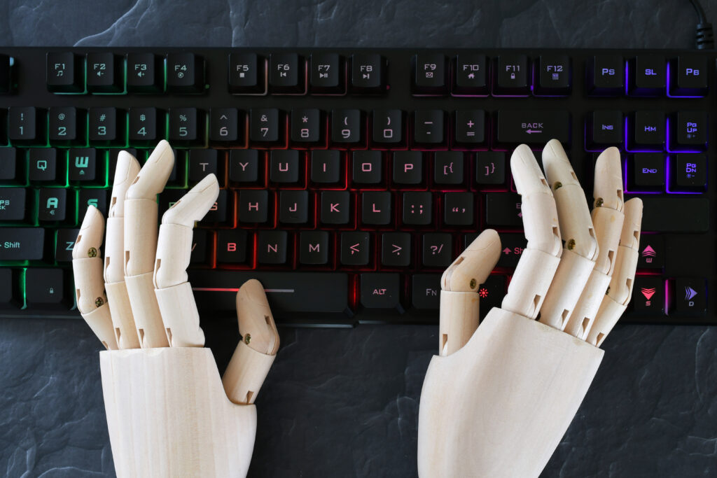 Computertastatur auf der weiße Hände eines Roboters liegen