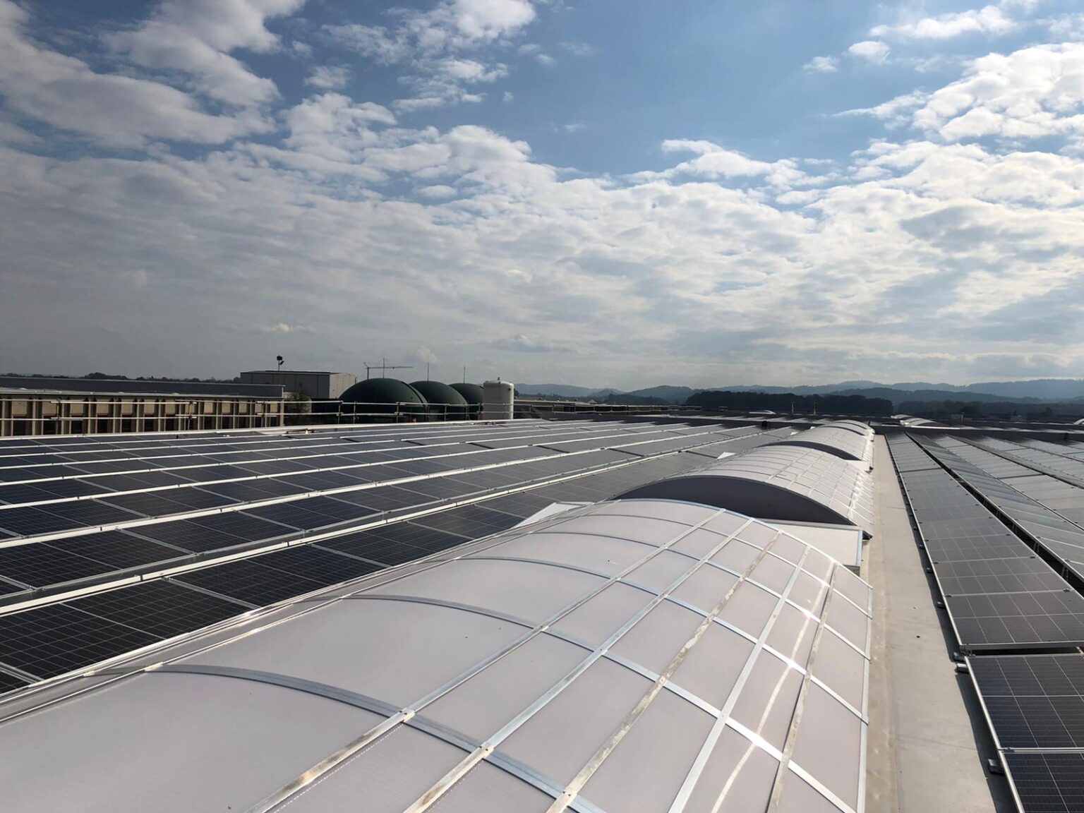 Photovoltaik Anlage fotografiert bei Sonnenschein