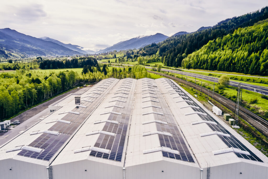 Photovoltaikanlage aus der Luft aufgenommen bei Tageslicht