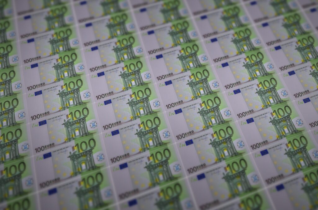 Carl Clements Veltins um Erbe betrogen. Viele Hundert-Euro-Scheine liegen nebeneinander