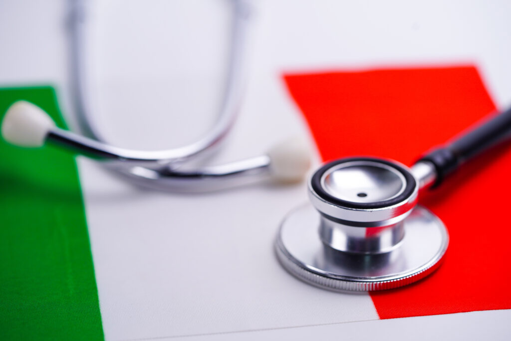 Stethoskop auf Italienflagge