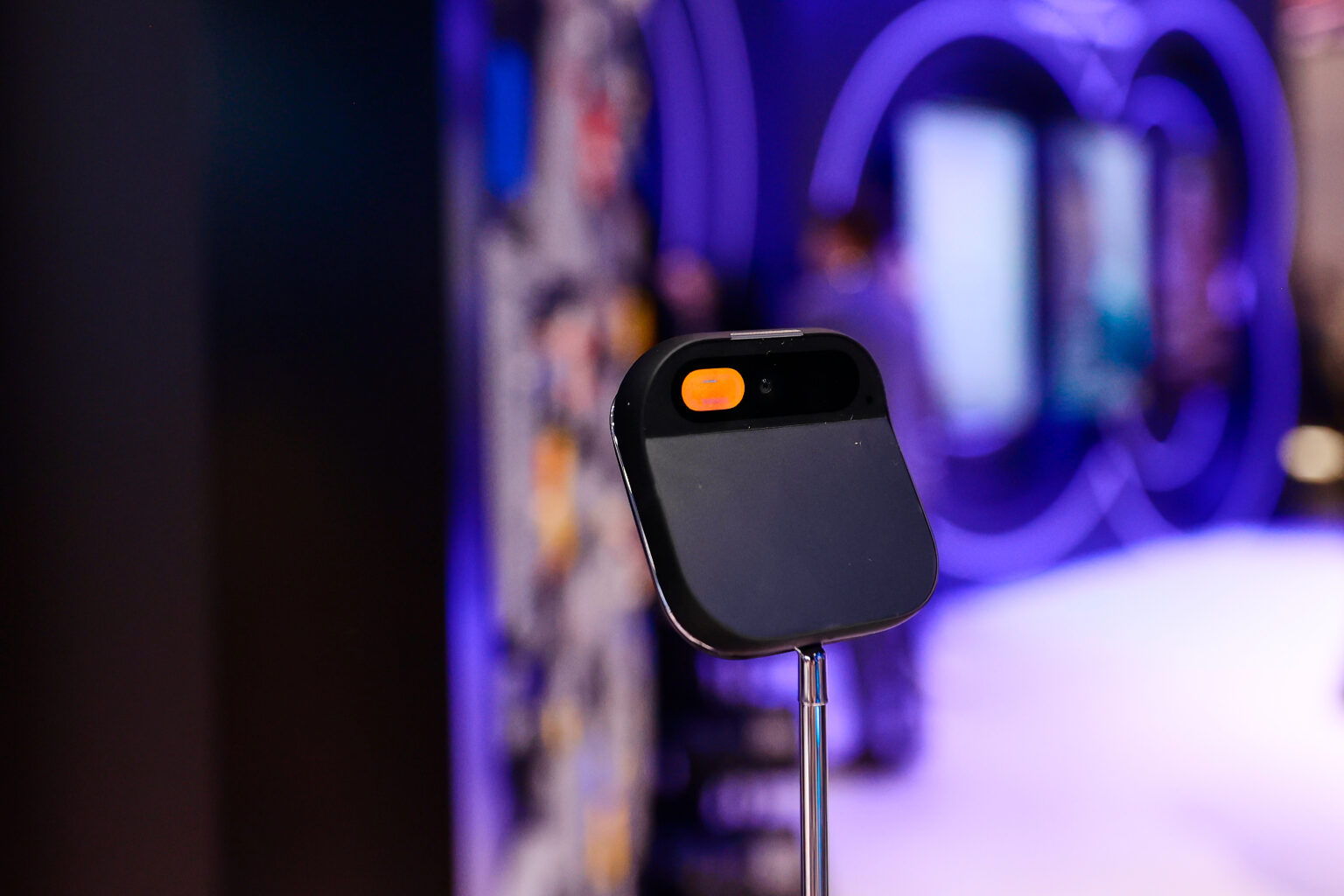 AI Pin mit orangem Knopf
