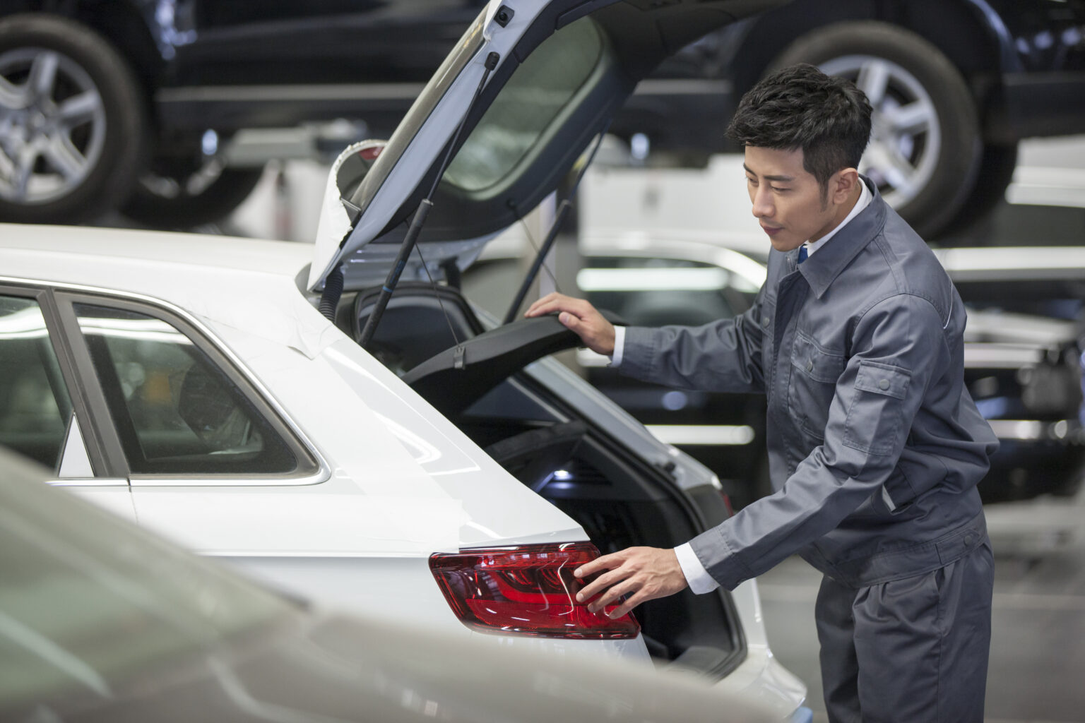 Chinesischer Fließbandarbeiter kontrolliert Auto