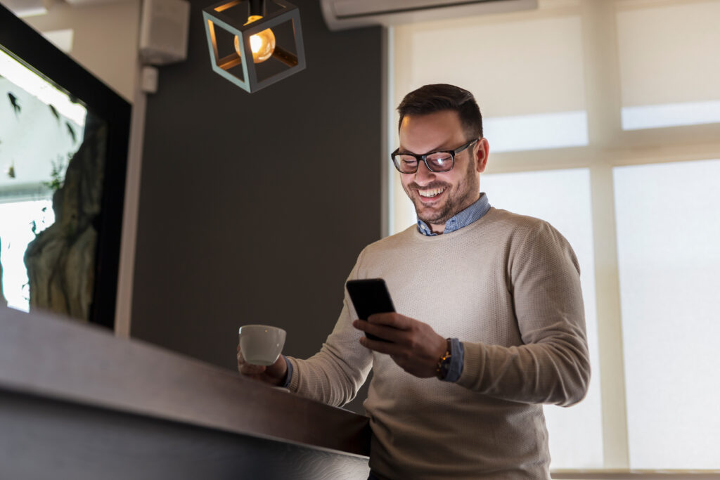 Mann surft mit Smartphone im Internet
