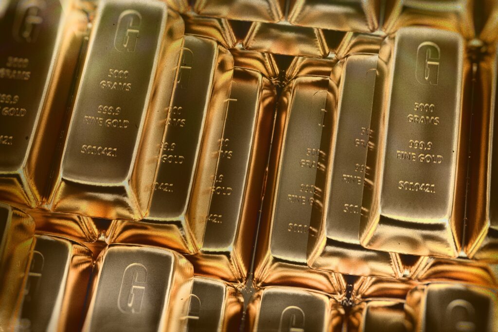 viele Goldbarren die nebeneinander liegen
