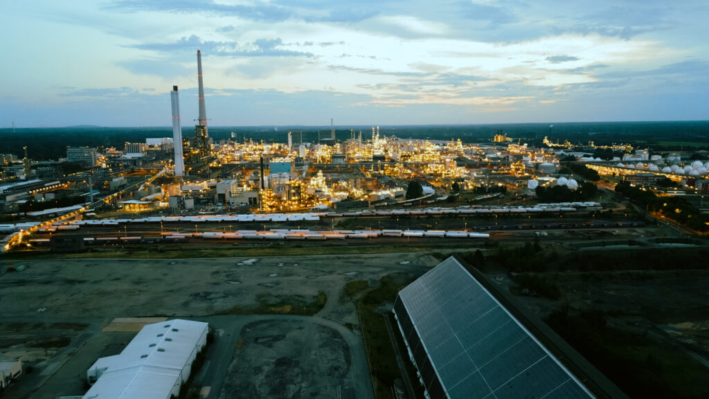 Drohnenaufnahme vom Chemiepark in Deutschland