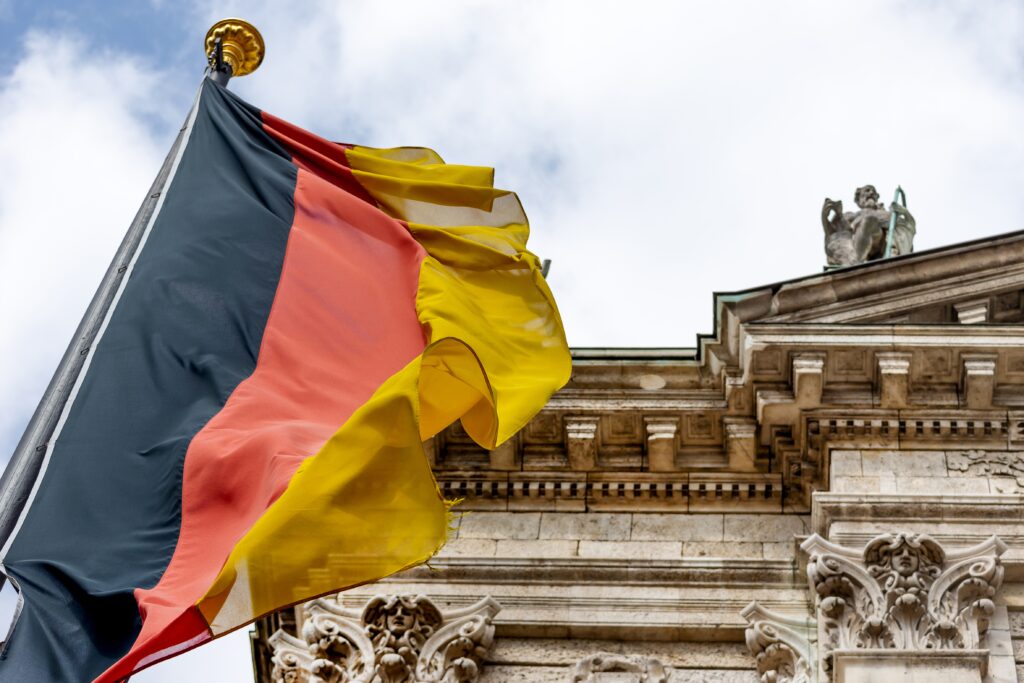 Asylanträge Flagge von Deutschland vor einem alten Gebäude in Nahaufnahme