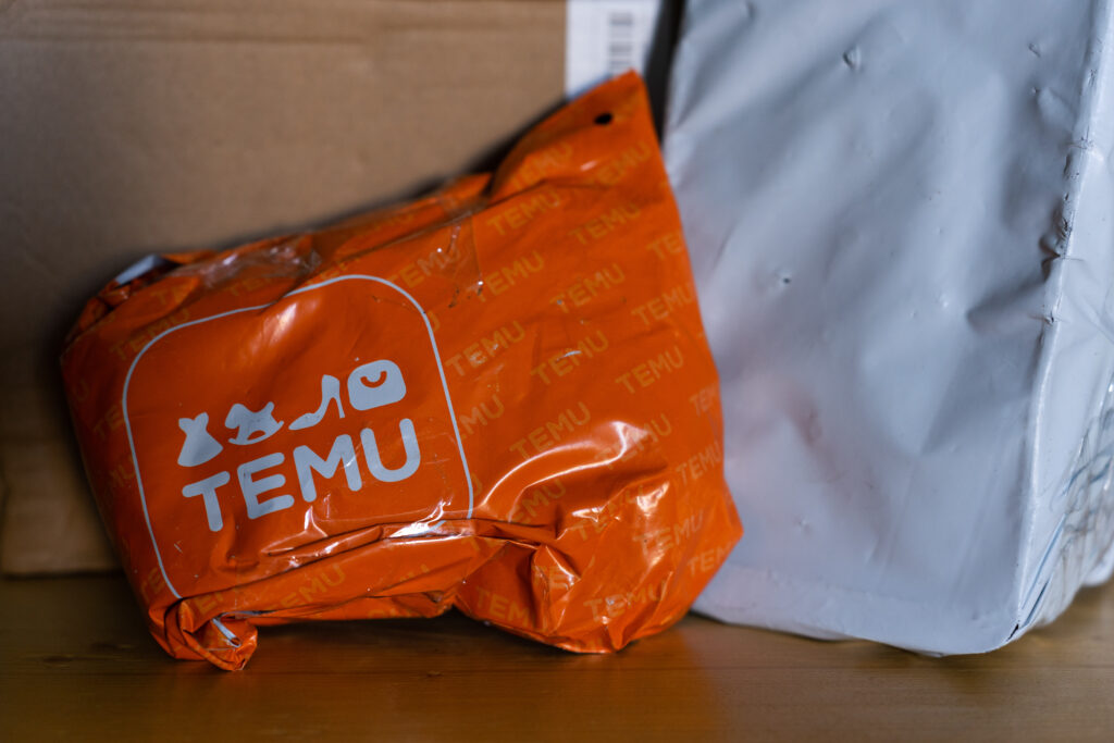 Paket in orange von Temu