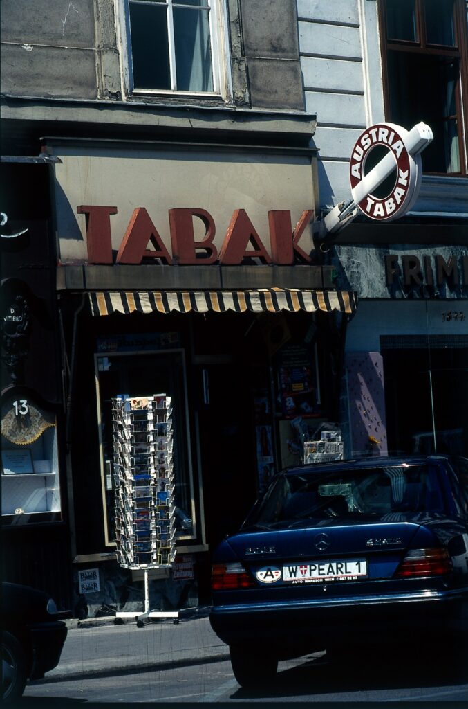 Limousine vor einer Tabak Trafik