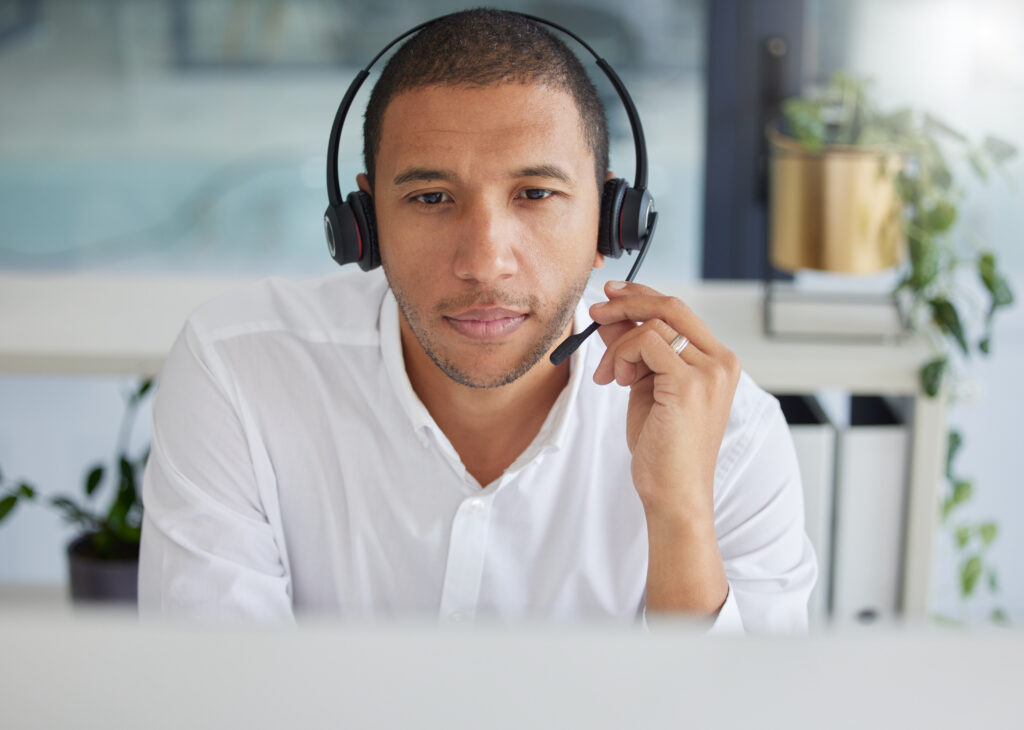 Mann mit Headset und weißem Hemd