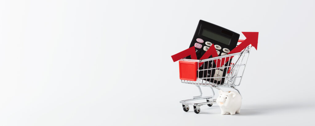 Kleiner Einkaufswagen mit einem roten Pfeil nach oben und einem Taschenrechner