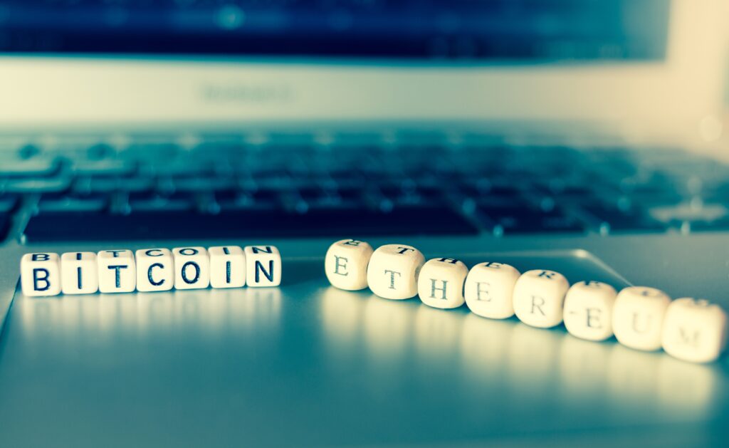 Bitcoin und Ehtereum auf Würfeln geschrieben