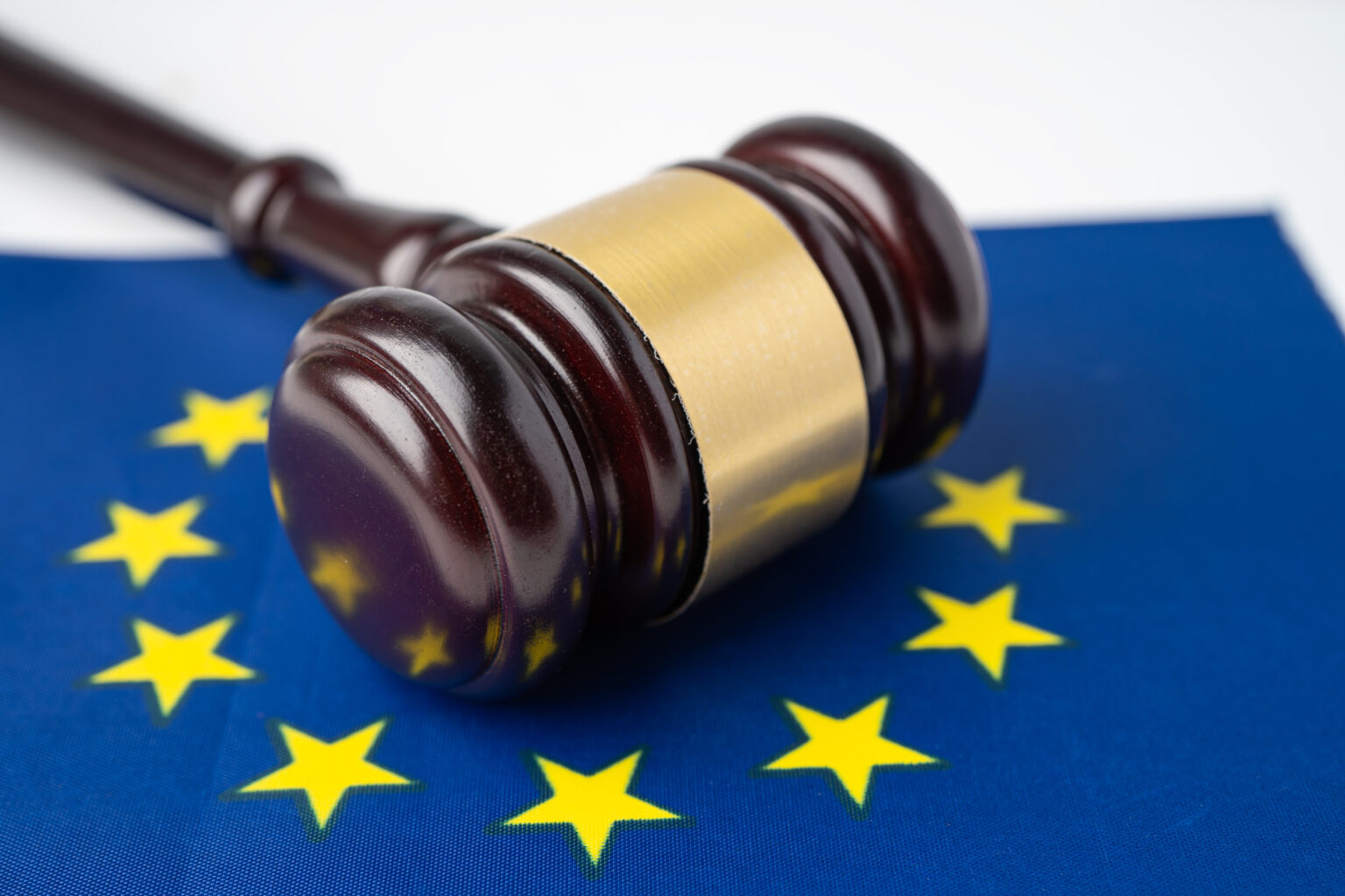 EU Flagge mit einem Gerichtshammer