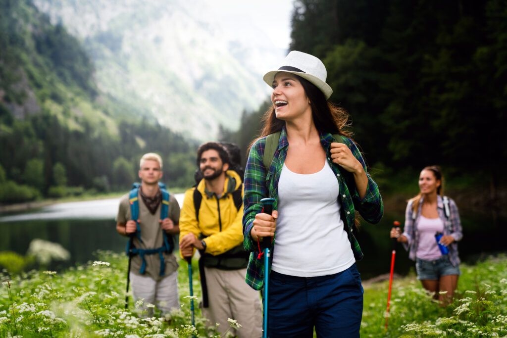 Touristen wandern in der Natur