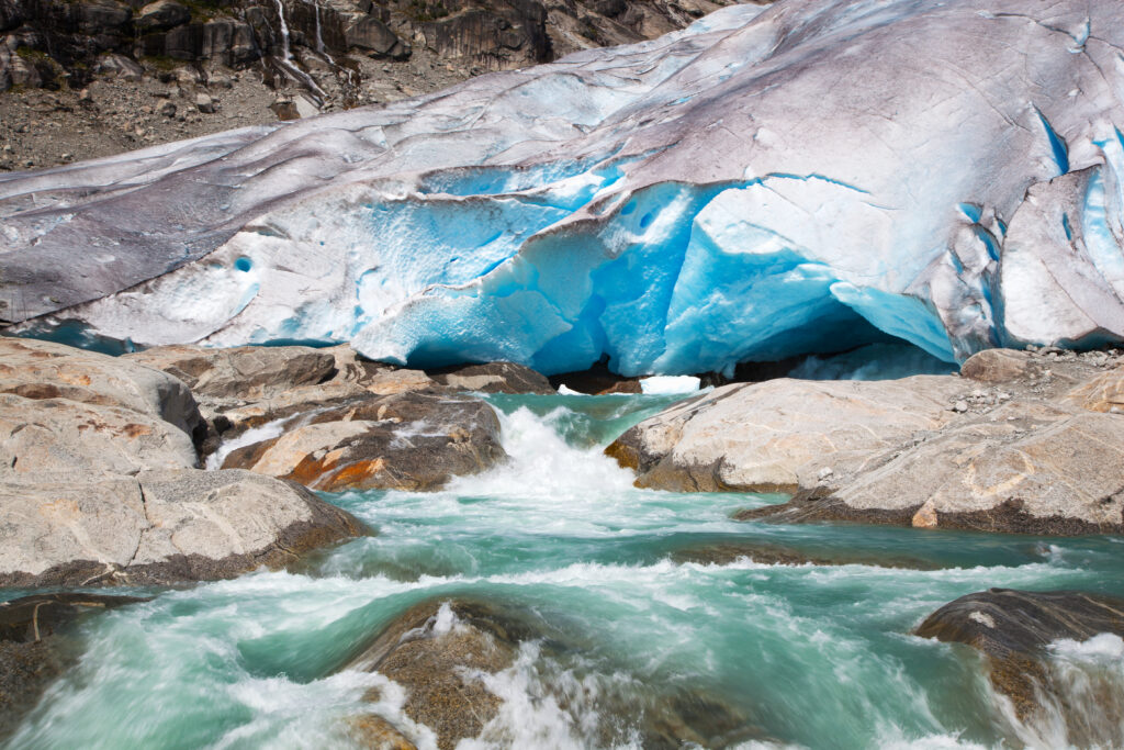 Gletscher mit günem Bach