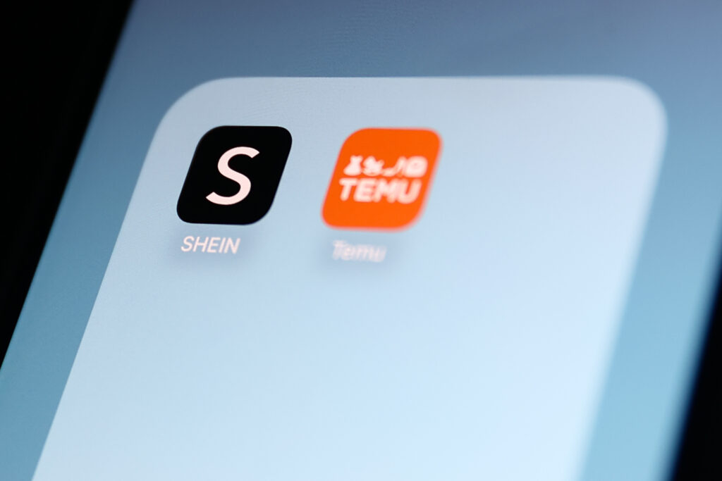 Logo von Temu und Shein auf einem Handy