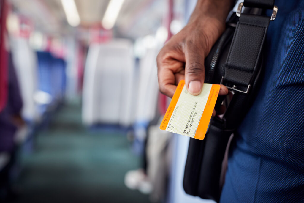 49-Euro-Ticket Hand hält ein Ticket in weiß und orange