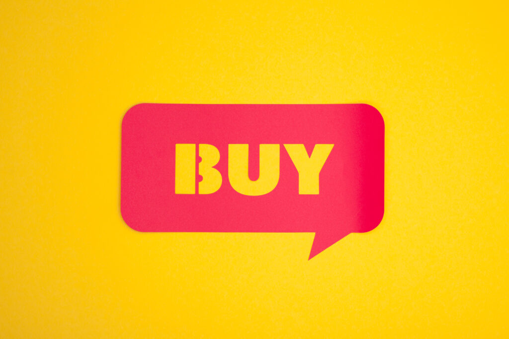 Schwarmmkauf gelber Hintergrund und rotes Schild mit Buy