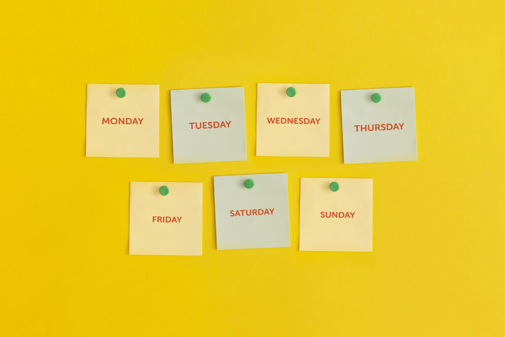 gelber Hintergrund und Wochentage auf Post-Its