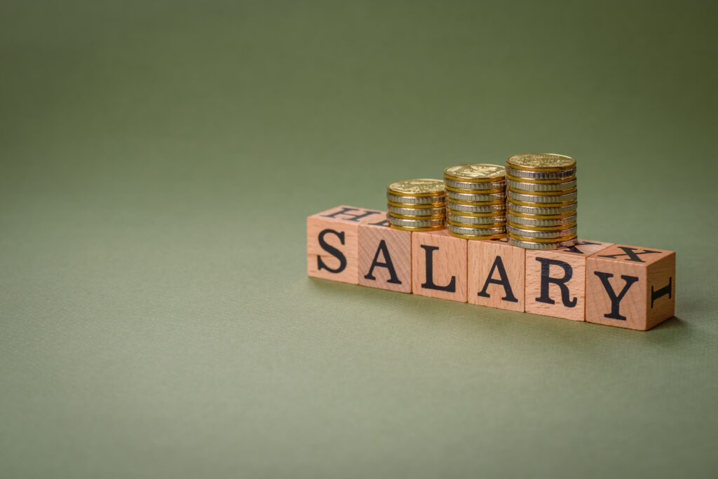 Holzbuchstaben Salary mit Münzen darauf