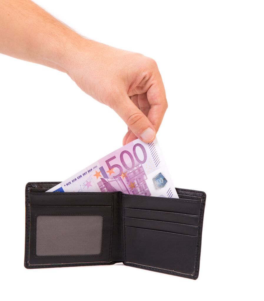Hand die einen 500-Euro-Schein aus einer Geldtasche nimmt