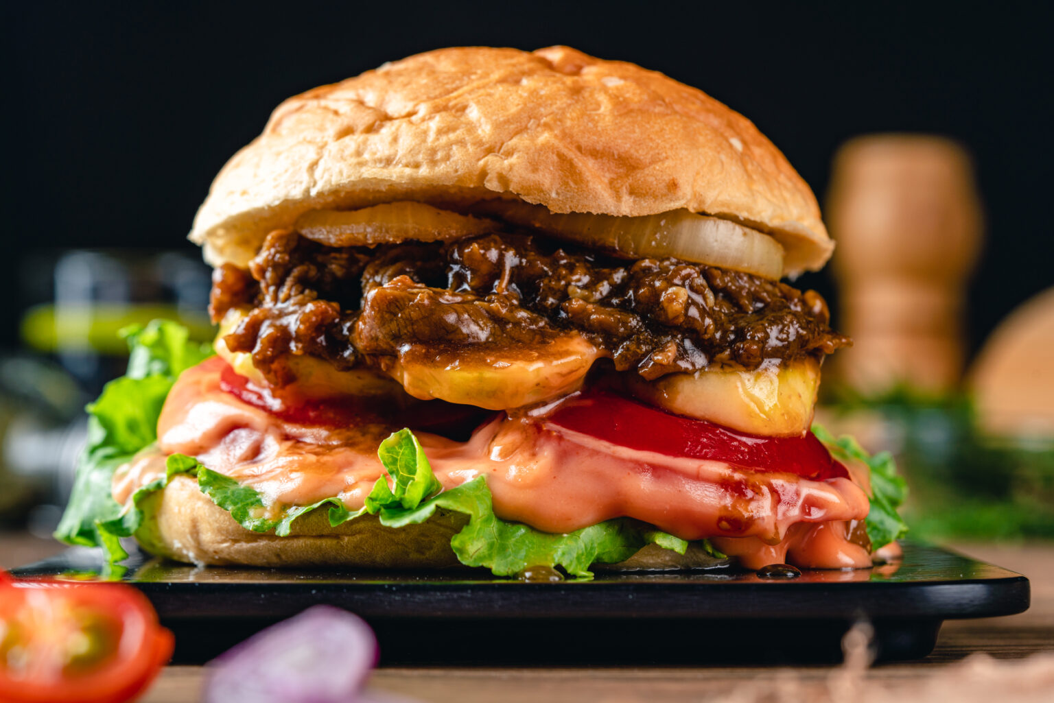 Burger mit Rindfleisch, Salat und Sauce