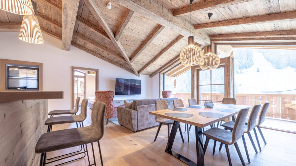 SIGNATUR von Moritz Weiss bietet maßgefertigte Tische und Böden aus massivem Holz, die durch nachhaltige Fertigung und individuelle Gestaltung einzigartige Unikate für jeden Raum schaffen.