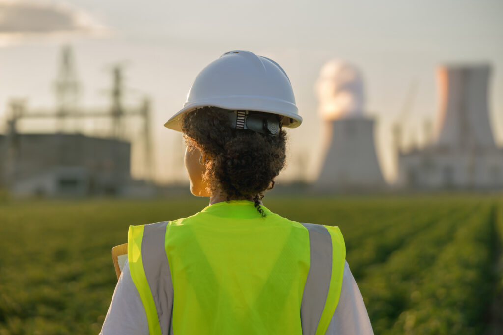 Frau steht vor Atomkraftwerk